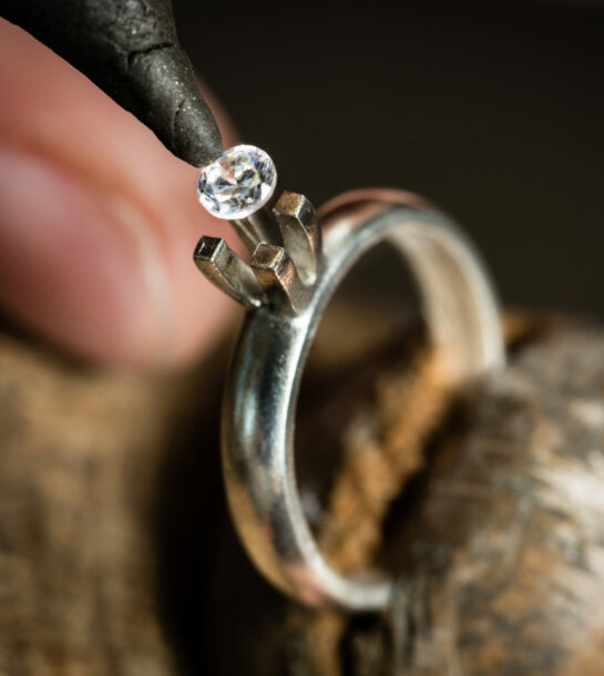 Craft,Jewelery,Making.,Ring,Repairing.,Putting,The,Diamond,On,The